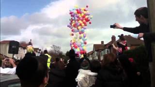 Aroysshikn der Balloons bkhinem  ''Sending The balloons free!''