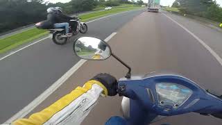 biz 125 em rodovia carreta tombada na reta