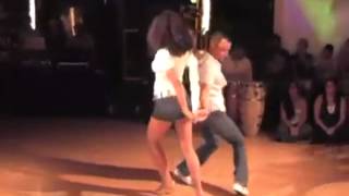 DancA-proposes.Bachata-palmy