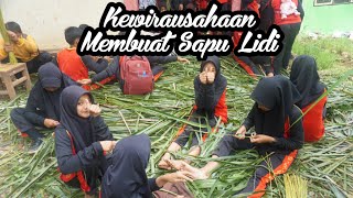 Kewirausahaan Membuat Sapu Lidi SMP Negeri 1 Kalibawang