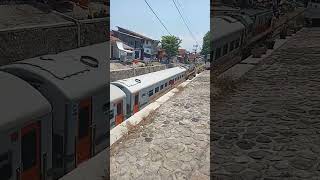 Kereta Api Lokal Garut-Cibatuan keluar dari terowongan Ciwalen