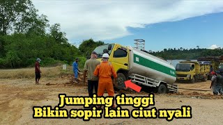 Sopir yang lain sempat ciut nyali melihat truck pertama keluar