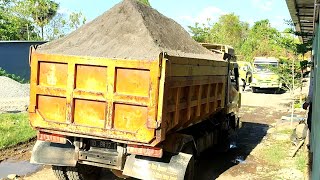 Truk Jomplang.Dump Truk Pasir Kesulitan Bongkar Muatan Seperti Gunung Yang Berjalan