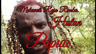 Orang papua melewati hutan rimba.