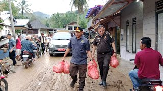 Kejari Pasbar berikan Takjil kepada Warga Terdampak Banjir Sinuruik