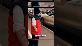 Pria didalam mobil menjatuhkan uang ke jalan #shortvideo #shorts