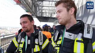 Feuerwehrleute stürmen Berliner Hochhaus