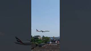 EMIRATES BOIENG 777 LANDLINE AT MUMBAI #aviation #planespotting #ytshorts #shorts #boieng