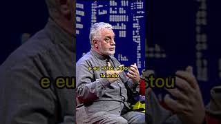 Paco Rabanne explicando o quão duro é o trabalho na indústria da moda