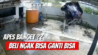 Mobil mewah jungkir balik saat di cuci