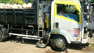 Truk Pasir, Mobil Dump Truk Isuzu Elf Bongkar Muatan Batu Gunung Full Bak Di Lokasi Sempit