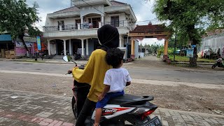 Alvino belanja di Sugeng Jaya Mart Bungkal - Blowing bubbles at home