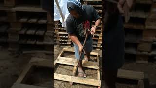 Cara membongkar kayu pallet