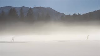 An der Leitzach: Skilangläufer im Winternebel (in 4K)