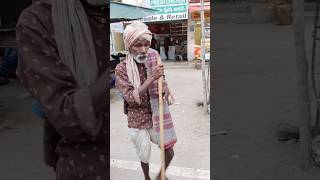 Giving juice to poor people | Helping Videos #shorts #helping #poorpeople #poorhelping