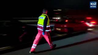 Unfall auf A10: Lastwagen blockieren Rettungsgasse