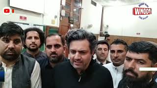 پاکستان تحریک انصاف کے مرکزی رہنما حماد اظہر میڈیا سے بات چیت کر رہے ہیں