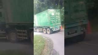 Extreme Truk Kontainer Hampir Crash Ketika Lewati Turunan Berbelok Kelok  Ekstrim #shorts