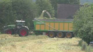 Fendt Vario 724 mir Krone EasyCut  Mähkombinationen beim Mähen von Triticale mit Schwad   Ablage Jun