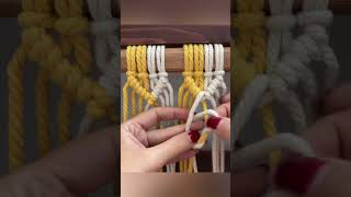 Connect the threads of two colors like this