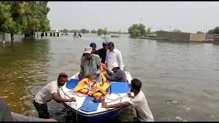 bht dukh hua, sindhi ghareeb log Murad Ali shah ki boat ko khench rahy flood k pani me