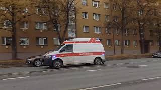 Tartu kiirabi vilkuritega/Estonian ambulance responding in Tartu