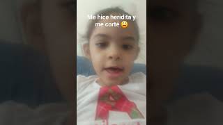 me caí Amelia les mostró que se cortó 😭