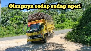 Serigala truck meraung Raung di tanjakan