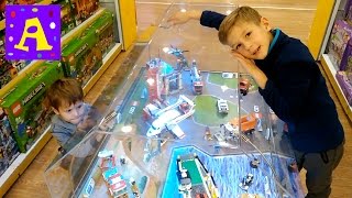 Обзор конструктора LEGO SITY в детском магазине игрушек.