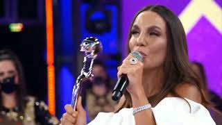 Ivete agradecendo os fãs pelos anos de parceria no Prêmio Mario Lago.