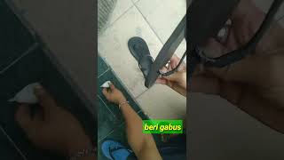 Cara Mudah Menyambung Sandal Putus