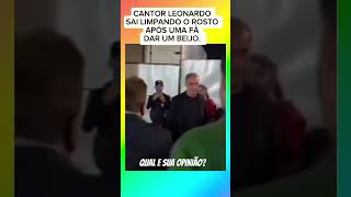 CANTOR LEONARDO LIMPA O ROSTO APÓS BEIJO DE FÃ