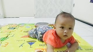 "masyaallah" Bayi Guling Guling Sampai Kegencet mainanya