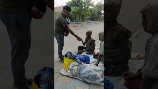 Pls Aap Log Bhi In Garibon Ki Help Kare #helping #respect #trending #huminity #poor #viralvideo#maa