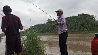 Sarang udang galah jadi rebutan para pemancing legendaris sampai berdesakan.