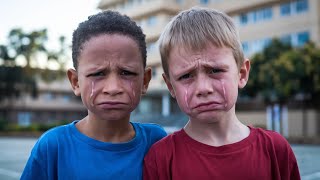 Gemelos Abandonados al Nacer, Uno Blanco y Otro Negro, Descubren la Asombrosa Razón Años Después.