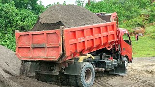 Mobil Dump Truk Pasir Jomplang Muatan Di Penampungan Pasir Tinggi Menggunung