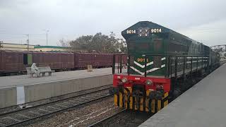 Pakistan Railways: Very loud whistle GEU-40 American Locomotive pulling GMU-30 Engine