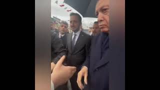 Erdoğan çocuklara para dağıtırken, elindeki paraya uzanan kişiye sinirlendi: Ayıp ya ayıp! #shorts