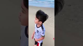 Anak berlari di pantai #shorts