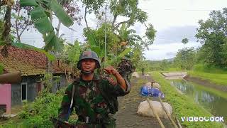 prajurit TNI melaksanakan lintas medan demi NKRI.