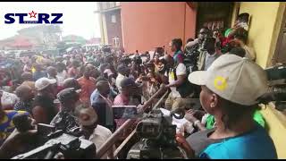 Governor Godwin Obaseki arrives polling unit 19, Ward 4 of Oredo LGA. He casts his vote