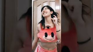 Lakittymeichy baila en disfraz de oso cariñoso