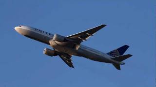 United Airlines Boeing 777-200 takeoff at Frankfurt Airport 02.10.2011