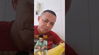 Quando for comer uma banana corta as pontinhas.