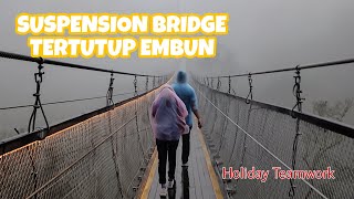 Holiday teamwork hujan deras di Suspension Bridge Bandung