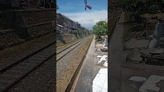 Menunggu datangnya KA Commuter line Garut