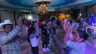 Así bailan los novios Lorena y Diego en San Juan Teitipac.