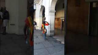 😱Guy with a #hawk on his head walks through havana #funnyvideo #funny #crazy