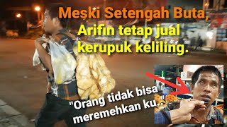 Penglihatan Pria Ini Terbatas Tapi Tetap Berusaha Jualan Kerupuk Keliling